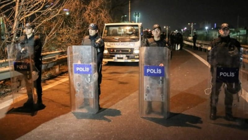 Polizisten riegeln die Umgebung weiträumig ab. (Bild: APA/AFP/Cagdas Erdogan)
