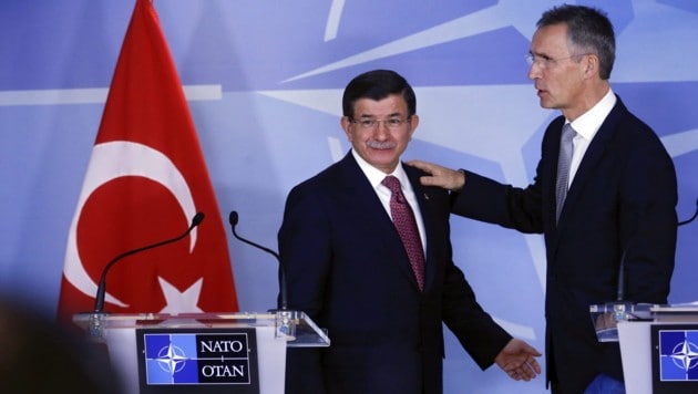 Der türkische Premierminister Ahmet Davutoglu und NATO-Generalsekretär Jens Stoltenberg (Bild: APA/EPA/OLIVIER HOSLET)