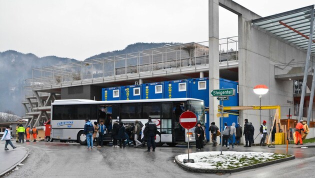 Erstmals wurden Montag Hunderte Flüchtlinge mit Bussen in die winterfeste Festspielgarage gebracht. (Bild: Hubert Berger)