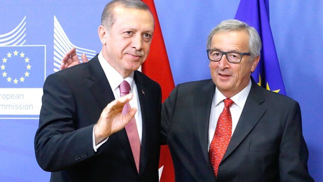Der türkische Präsident Recep Tayyip Erdogan und EU-Kommissionspräsident Jean-Claude Juncker (Bild: APA/EPA/OLIVIER HOSLET)