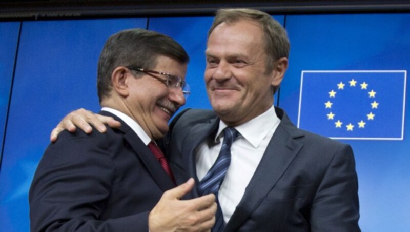 Der türkische Ministerpräsident Ahmet Davutoglu (li.) und EU Ratspräsident Donald Tusk (Bild: AP)