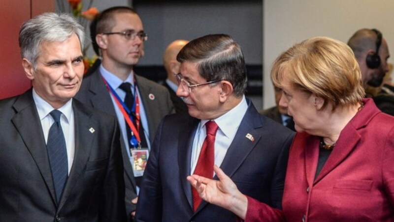 Werner Faymann mit Ahmet Davutoglu und Angela Merkel (Bild: APA/EPA/STEPHANIE LECOCQ)