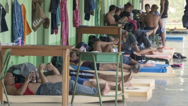 Kubanische Flüchtlinge in einer Unterkunft an der Grenze zwischen Costa Rica und Ecuador (Bild: APA/AFP/EZEQUIEL BECERRA)
