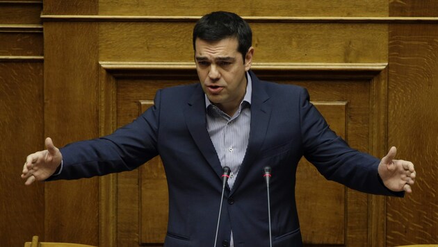 Premier Tsipras wirbt für eine Mehrheit im Parlament, das wird aber immer schwieriger. (Bild: AP)