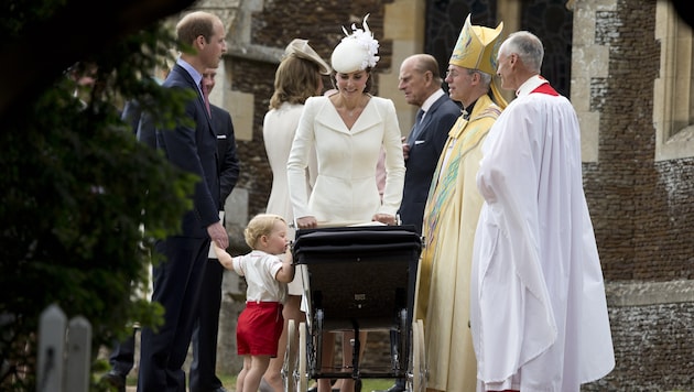 Prinz George will noch einmal schnell schauen, ob mit Schwesterchen Charlotte alles in Ordnung ist. (Bild: AP)