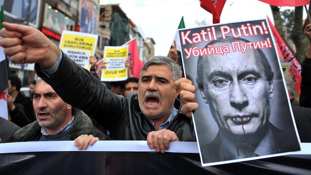 Die türkische Bevölkerung ist auf Putin derzeit nicht gut zu sprechen. (Bild: AP)