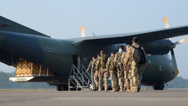 Bundeswehrsoldaten auf dem Weg in den Irak (Bild: APA/EPA/DANIEL REINHARDT)