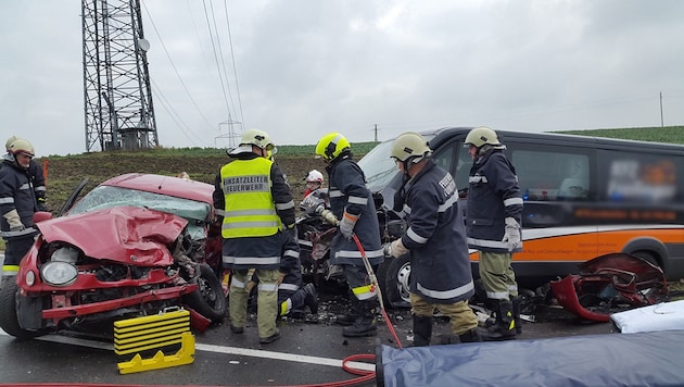 Beim Zusammenstoß des roten Toyota mit einem Kleinbus starb ein Beifahrer aus Ried. (Bild: FF Walchshausen)