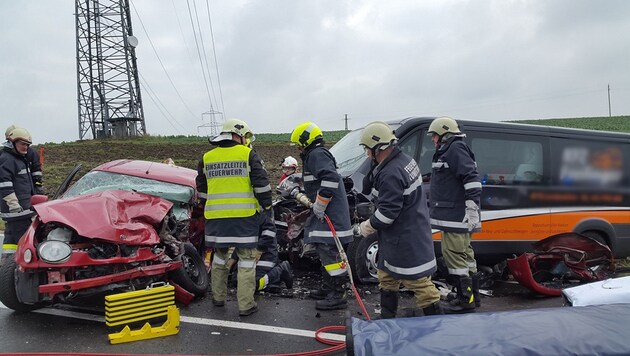 Beim Zusammenstoß des roten Toyota mit einem Kleinbus starb ein Beifahrer aus Ried. (Bild: FF Walchshausen)