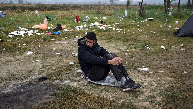 Ein Flüchtling an der griechisch-mazedonischen Grenze (Bild: AP)