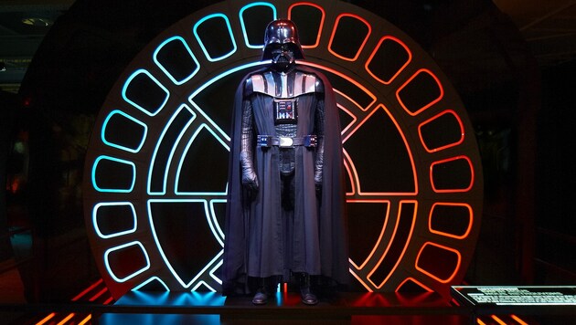 Das Originalkostüm von Darth Vader (Bild: APA/& TM 2015 LUCASFILM LTD.)