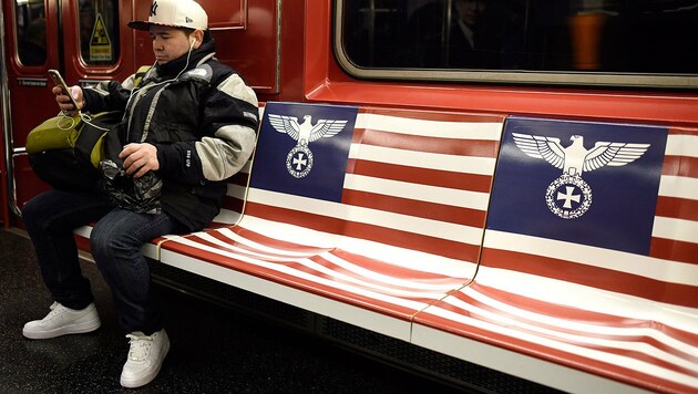 So sahen die "deutschen" Sitze in der U-Bahn aus. (Bild: APA/EPA/JUSTIN LANE)