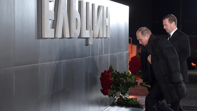 Kremlchef Wladimir Putin und Premier Dmitri Medwedew bei einer Gedenkstätte vor dem Jelzin-Museum (Bild: APA/EPA/ALEXANDER ASTAFYEV/GOVERNMENT PRESS SERVICE/POOL)