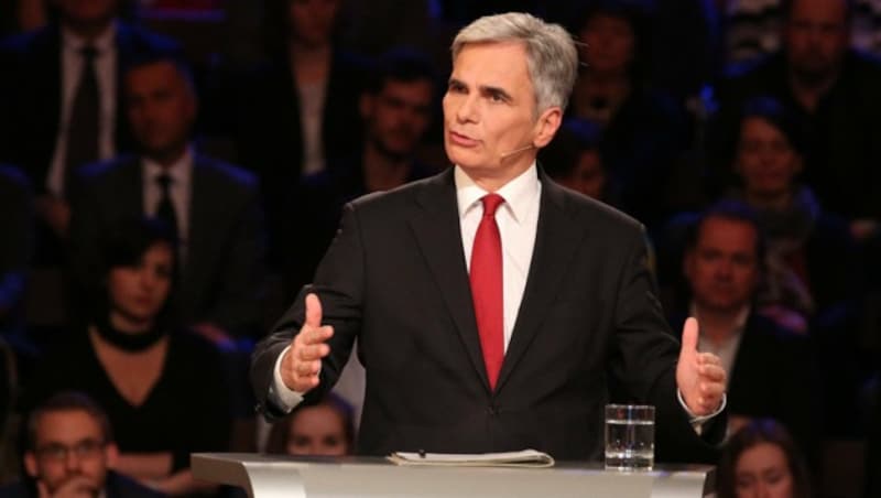 Kanzler Faymann stellte im ORF klar, dass die Themen Flucht und Terror strikt zu trennen seien. (Bild: ORF)