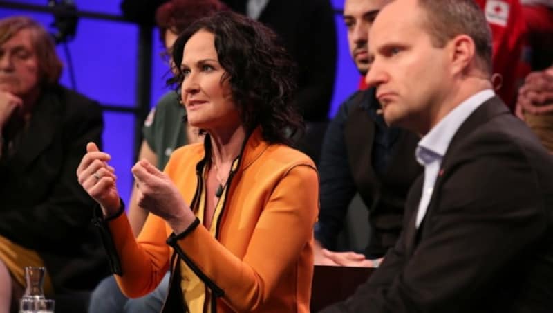 Glawischnig und Strolz kritisierten beim ORF-"Bürgerforum" die Kürzung von Hilfsmitteln. (Bild: ORF)