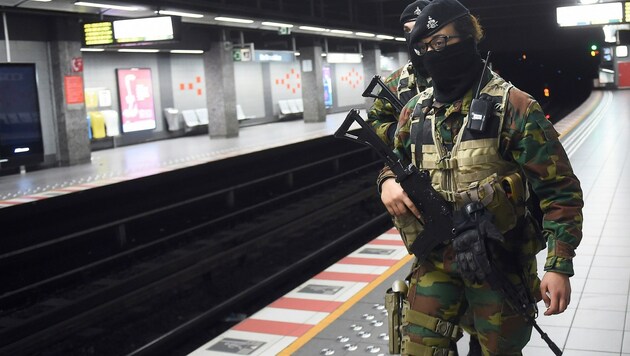 Soldaten bewachen die U-Bahn. (Bild: APA/AFP/EMMANUEL DUNAND)