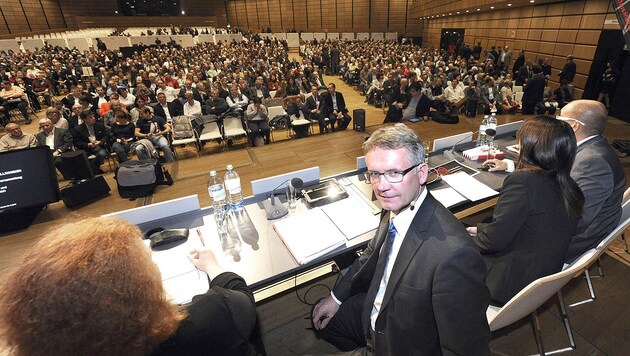 Betriebsratschef Lehner vor Beginn der Betriebsversammlung (Bild: APA/Herbert Pfarrhofer)