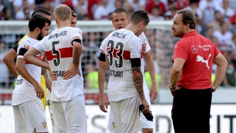 Die bedienten Stuttgarter Spieler mit ihrem Trainer Alex Zorniger (Bild: APA/EPA/MARIJAN MURAT)