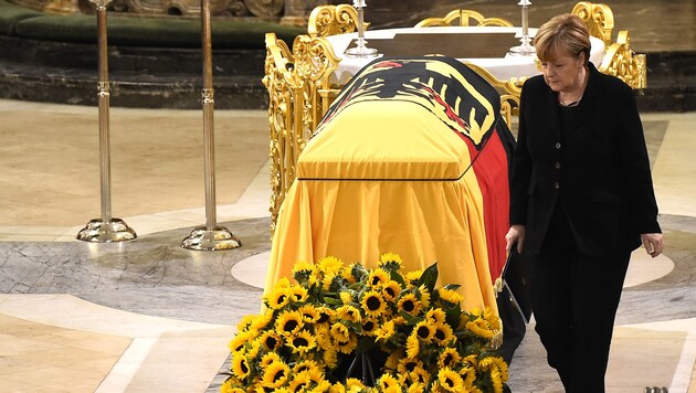 "Helmut Schmidt wird uns allen fehlen", sagte Angela Merkel. (Bild: AP)