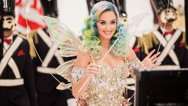 Katy Perry als Weihnachtself im H&M-Werbespot (Bild: H&M)