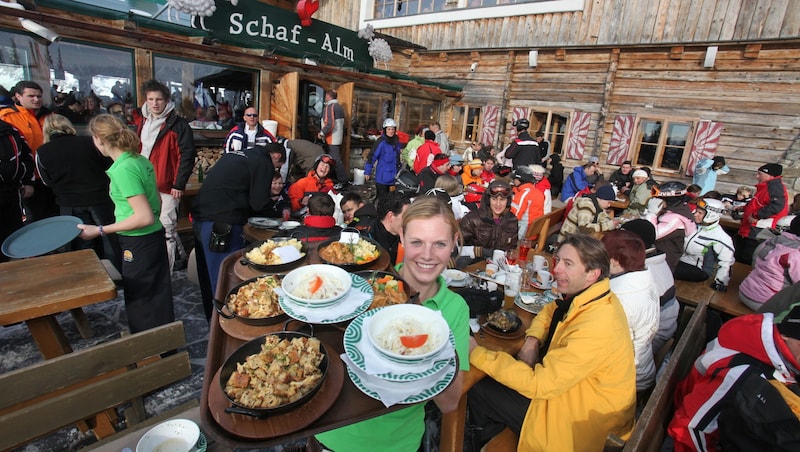 Das Saisonende auf der Schafalm ist geprägt von Sonnenschein und einer vollen Hütte.    (Bild: Sepp Pail)