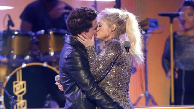 Meghan Trainor knutscht mit Charlie Puth auf der Bühne. (Bild: Matt Sayles/Invision/AP)