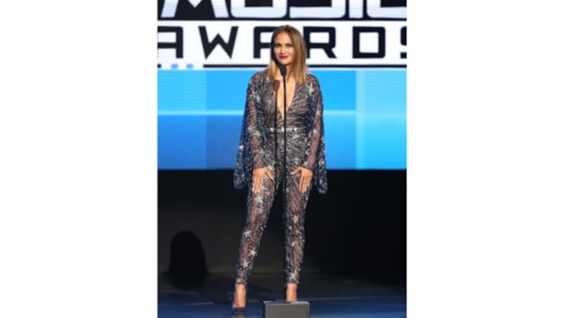 Jennifer Lopez in einem durchsichtigen Jumpsuit mit XXL-Dekolleté. (Bild: Matt Sayles/Invision/AP)