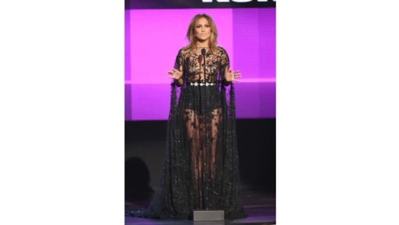 Aber auch sonst ließ J. Lo an diesem Abend tief blicken. (Bild: Matt Sayles/Invision/AP)