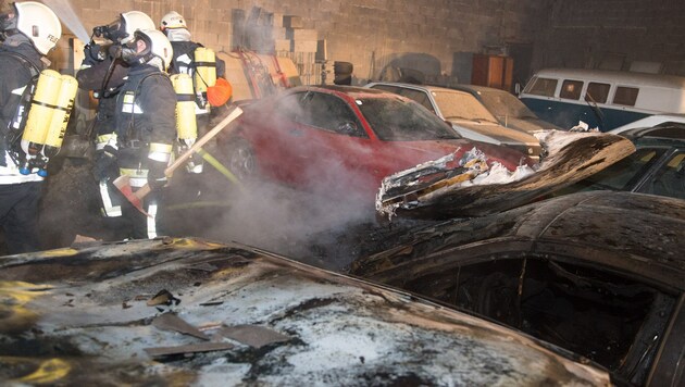 Acht Autos standen in Flammen. (Bild: BFKDO Hollabrunn)