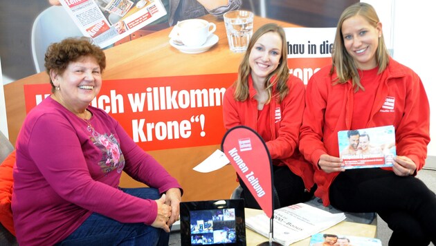 "Krone"-Girls Silvia (Mitte) und Anna Liesa (rechts) mit Elfriede Gäck-Marx aus Wattens. (Bild: Spiess Foto Tirol)