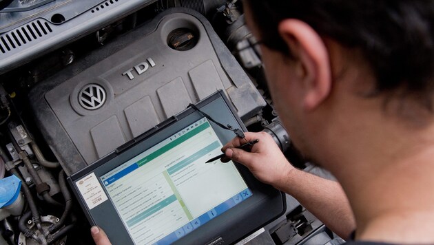 Auch beim VW-Touran TDI wurde bei der Software getrickst (Bild: APA/EPA/JULIAN STRATENSCHULTE)