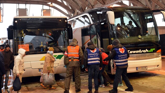 Aus den slowenischen Bussen wurde sofort in österreichische Busse umgestiegen und weitergefahren (Bild: Sobe Hermann)