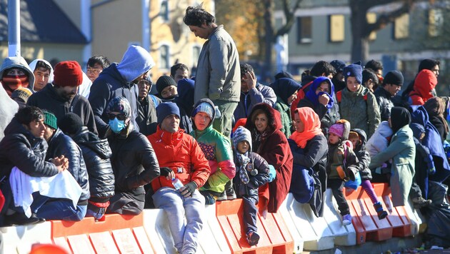 Der Flüchtlingsstrom bei Braunau in Richtung Deutschland wird nur unmerklich schwächer (Bild: Pressefoto Scharinger © Daniel Scharinger)