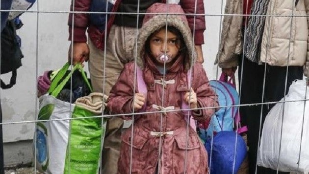 Ein Flüchtlingsmädchen inmitten des Gedränges in der Ex-Asfinag (Bild: Markus Tschepp)