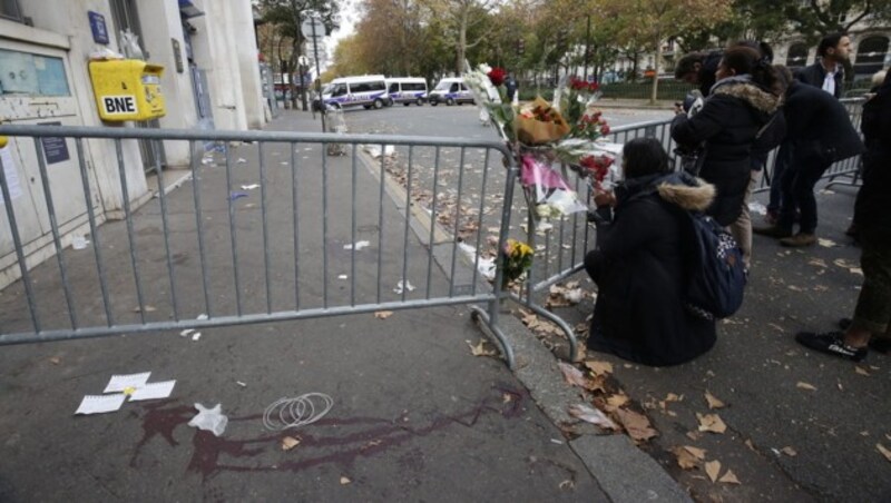 Trauer in Paris nach den Anschlägen (Bild: APA/EPA/JULIEN WARNAND)