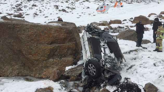 Das Auto wurde bei dem Absturz völlig zerstört. (Bild: Zoom-Tirol)