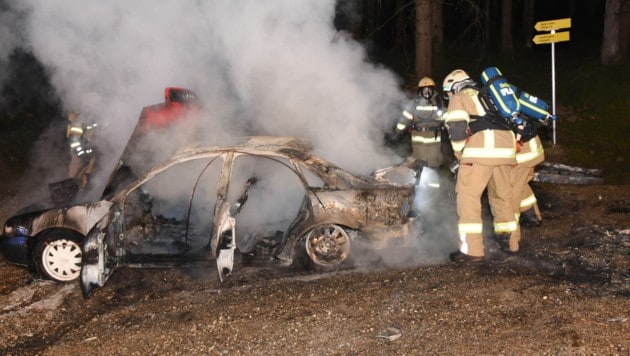 Der schrottreife Audi brannte auf dem Forstweg zur Alm völlig aus. (Bild: Zeitungsfoto.at)