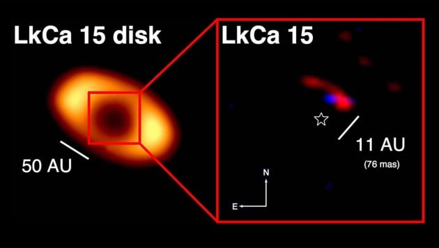 Der weiße Stern markiert das Zentralgestirn, der blaue Punkt den Planeten LkCa 15b (Bild: Adam Kraus & Michael Ireland)