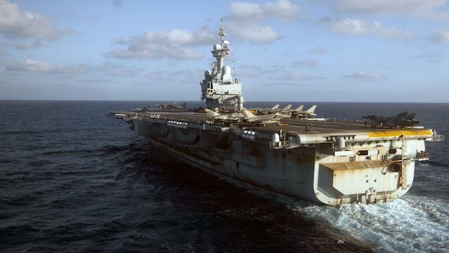 Der Fllugzeugträger "Charles de Gaulle" wird jetzt in den Kampf gegen den IS entsendet. (Bild: APA/AFP/JOEL SAGET)