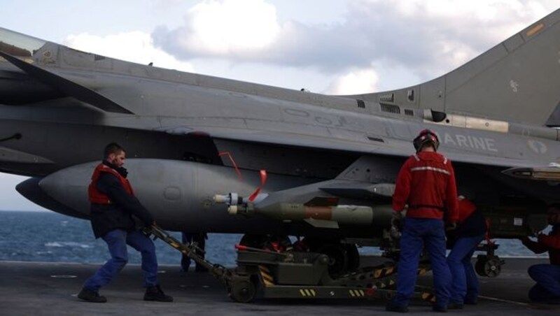 Die französischen Kampfjets werden vor dem Einsatz gegen den IS mit Bomben beladen. (Bild: AFP)