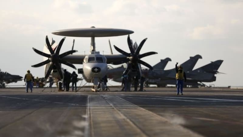 Neben 26 Kampfflugzeugen hat "Charles de Gaulle" auch ein Hawkeye-Radarflugzeug an Bord. (Bild: AFP)