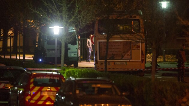 Polizeikräfte bei der Spurensicherung des Schulbusses in Hegenheim (Bild: APA/AFP/Sebastien Bozon)