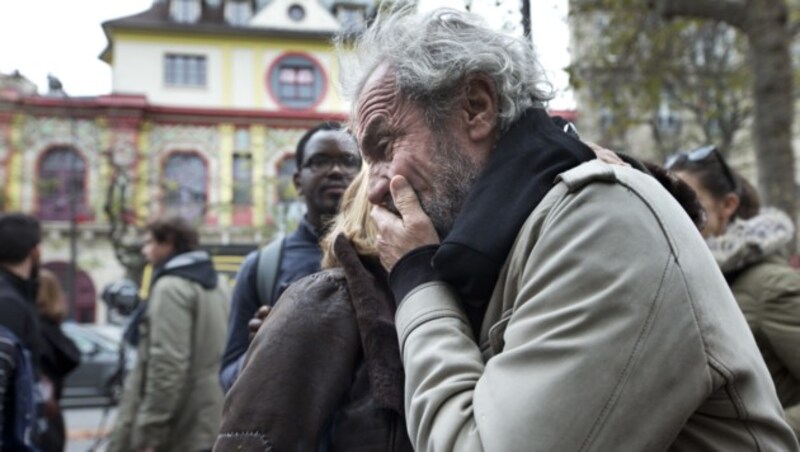 Trauer in Paris (Bild: APA/AFP/ADRIEN MORLENT)