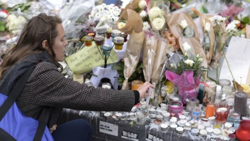 Trauer in Paris (Bild: APA/AFP/ADRIEN MORLENT)