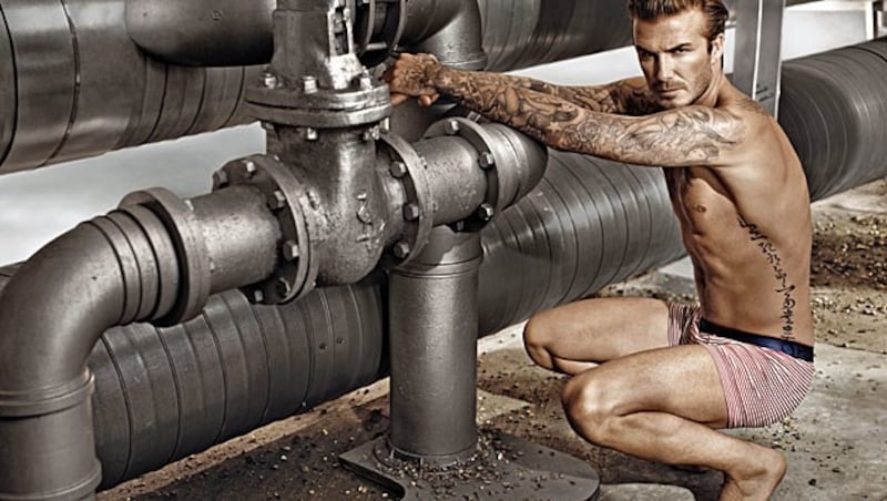 David Beckham zeigt seinen gestählten Body für H&M. (Bild: H&M)