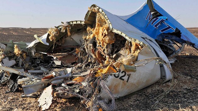 Ein Teil des Airbus-A321-Wracks auf der Sinai-Halbinsel (Bild: APA/EPA/STR)