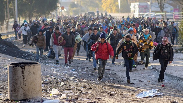 Migranten auf dem Weg nach Osteuropa (Bild: APA/AFP/Rene Gomolj)