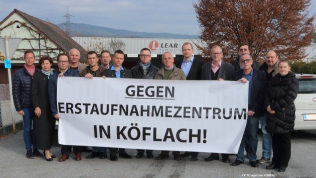 Gemeinsamer Protest der Köflacher Koalition aus ÖVP, SBK und FPÖ vor den Junior-Werken (Bild: Agathon Koren)