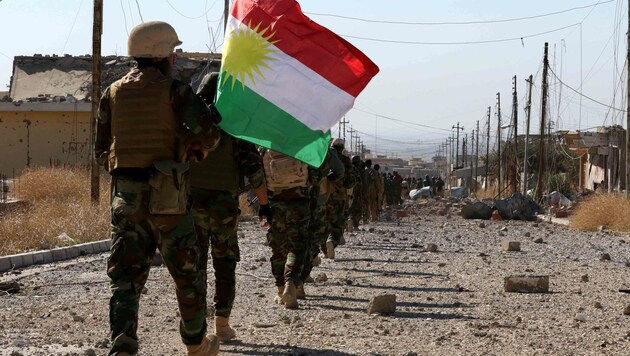 Kurdische Kämpfer marschieren in Sinjar ein. (Bild: APA/AFP/Safin Hamed)