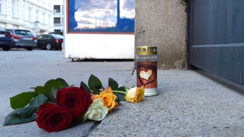 Blumen und eine Kerze vor der französischen Botschaft (Bild: APA/HERBERT P. OCZERET)